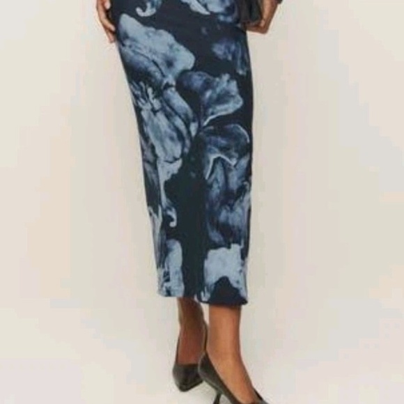Unworn Reformation Tommie Long Sleeve Floral Stretch Maxi Dress in Navy - Picture 3 of 9